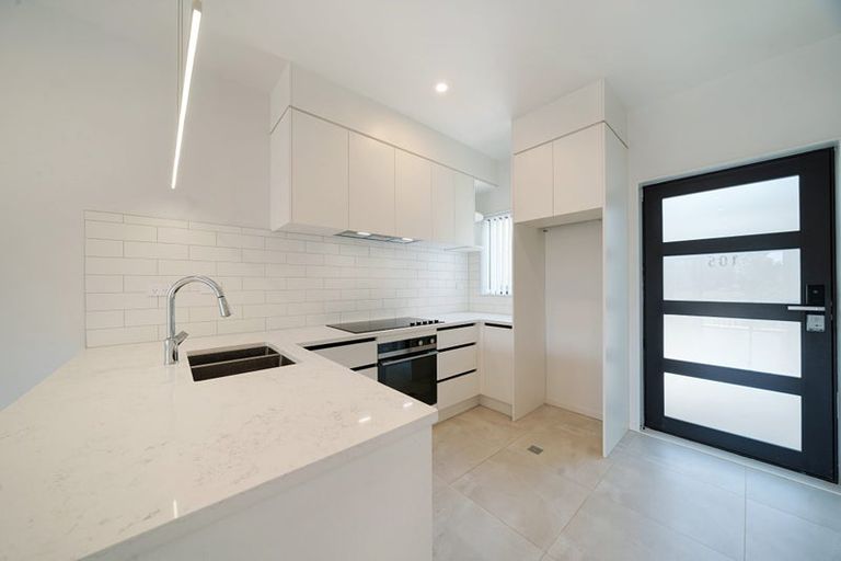 Photo of property in 2/105 Hobsonville Road, West Harbour, Auckland, 0618