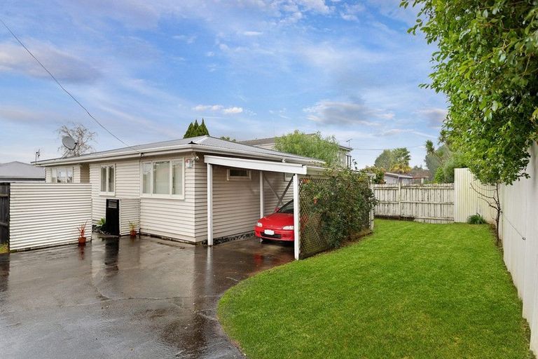 Photo of property in 2/99 Hobsonville Road, West Harbour, Auckland, 0618