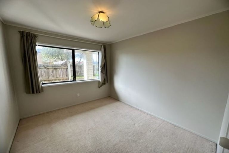 Photo of property in 10 Jillteresa Crescent, Half Moon Bay, Auckland, 2012