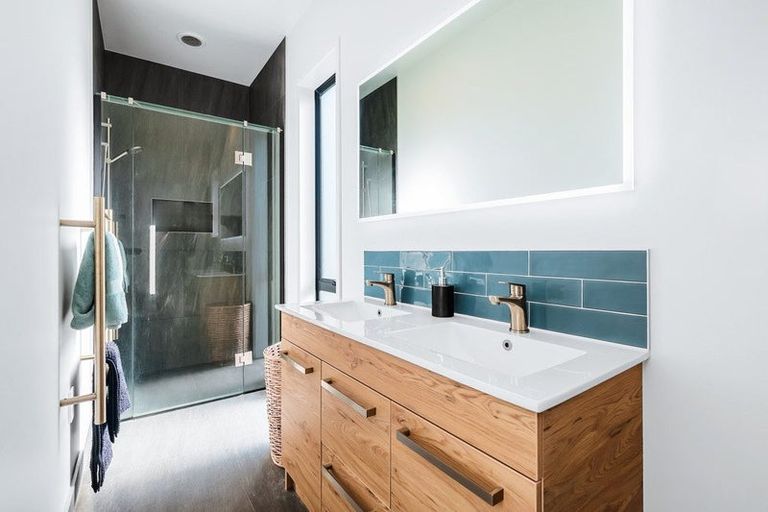 Photo of property in 2 Vickers Way, Acacia Bay, Taupo, 3385