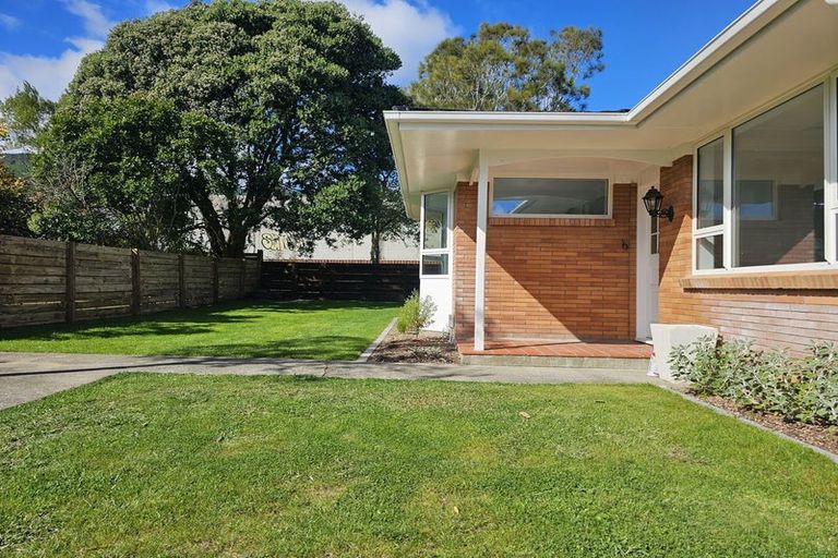 Photo of property in 30b Rewarewa Crescent, Waikanae, 5036