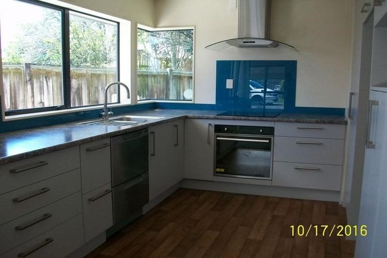 Photo of property in 1/72 Swanson Road, Henderson, Auckland, 0610