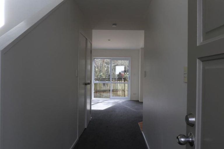 Photo of property in 2/30 John Jennings Drive, Oteha, Auckland, 0632