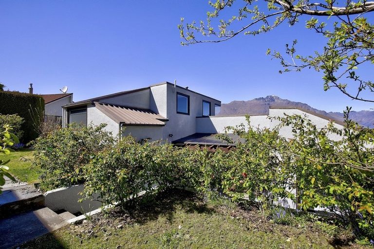 Photo of property in 92 Wynyard Crescent, Fernhill, Queenstown, 9300