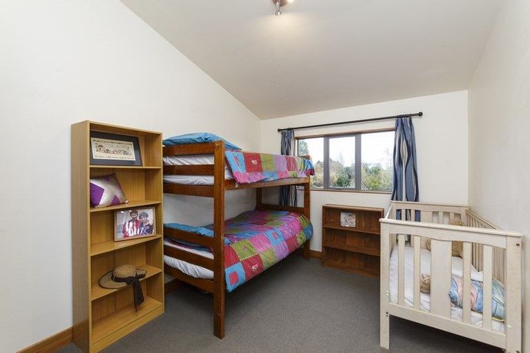 Photo of property in 60 Waicola Drive, Fitzherbert, Palmerston North, 4471