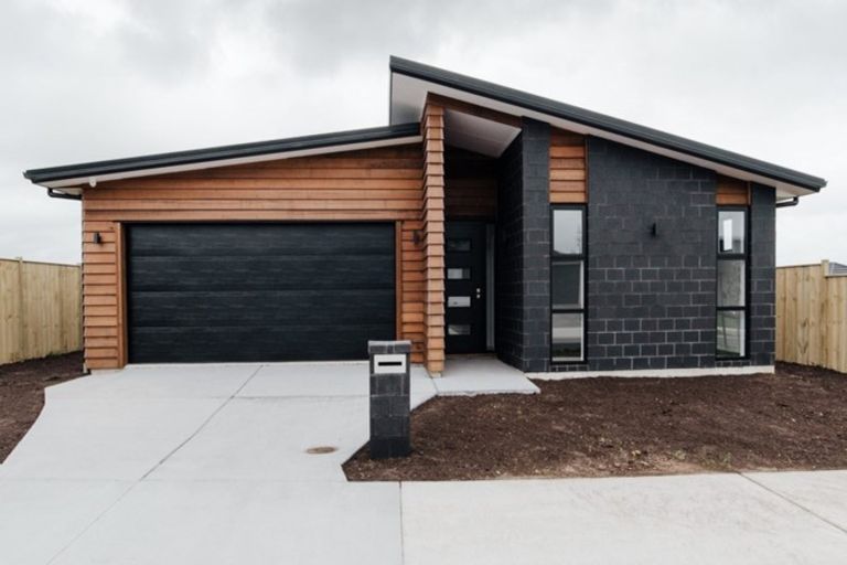 Photo of property in 42 Vinistra Road, Kumeu, 0810