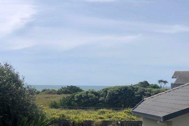 Photo of property in 135 Field Way, Waikanae Beach, Waikanae, 5036