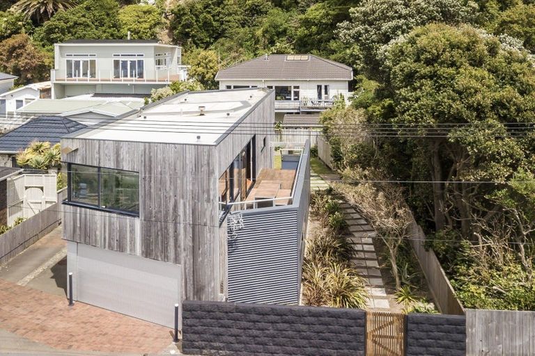 Photo of property in 87 Marine Parade, Seatoun, Wellington, 6022