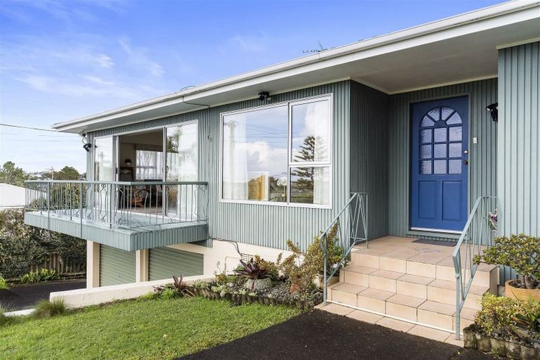 Photo of property in 1/76 Woodlands Crescent, Browns Bay, Auckland, 0630