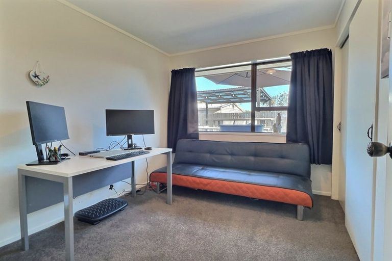 Photo of property in 18 Reeves Street, Waikanae Beach, Waikanae, 5036