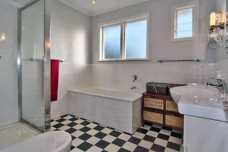 Photo of property in 13 Konini Road, Titirangi, Auckland, 0604
