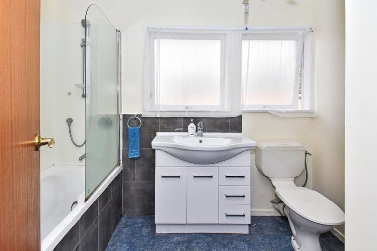 Photo of property in 2/20 Gibbons Road, Weymouth, Auckland, 2103