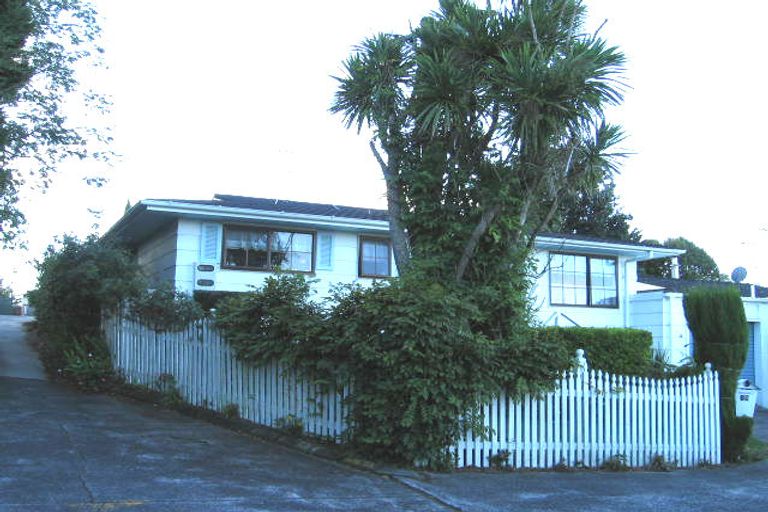 Photo of property in 15 Denarius Lane, Glendene, Auckland, 0602