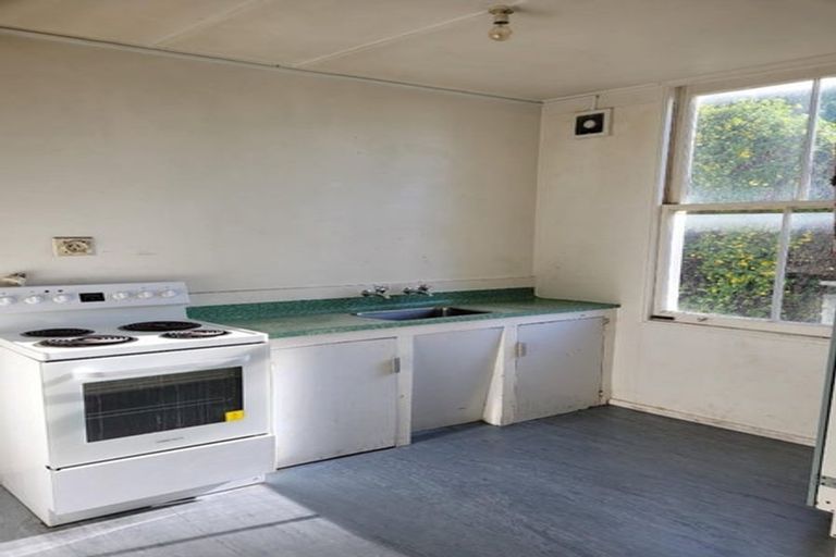 Photo of property in 29 Marine Parade, Bluff Hill, Napier, 4110