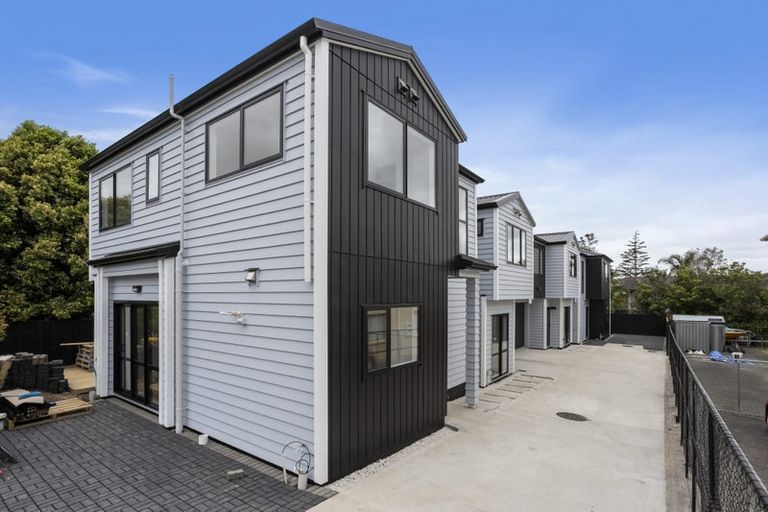 Photo of property in 21b Pipitea Place, Massey, Auckland, 0614