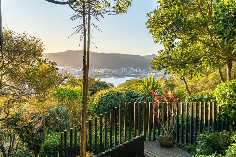 Photo of property in 77 Palliser Road, Roseneath, Wellington, 6011