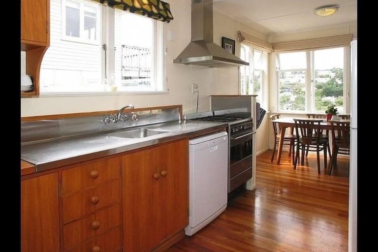 Photo of property in 139 Ruskin Road, Newlands, Wellington, 6037