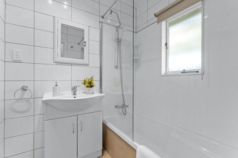 Photo of property in 1/66 Clevedon Road, Papakura, 2110