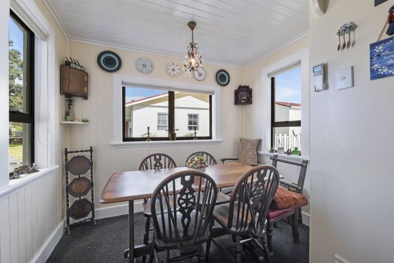 Photo of property in 17 Graham Street, Eltham, 4322