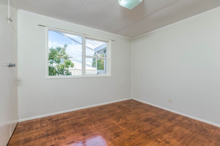 Photo of property in 4 Trinidad Road, Sunnynook, Auckland, 0620