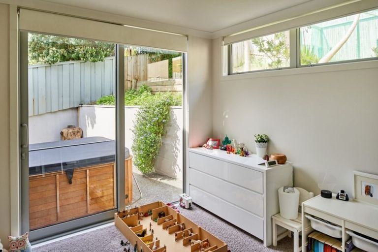 Photo of property in 25 Sunset Parade, Plimmerton, Porirua, 5026