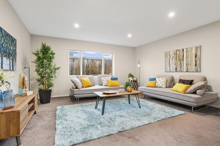 Photo of property in 31a Cliff View Drive, Green Bay, Auckland, 0604