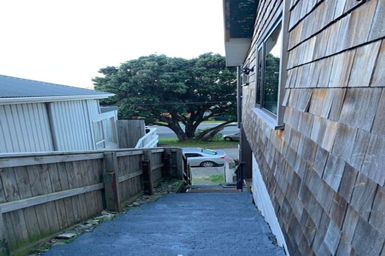 Photo of property in 274 Queens Drive, Lyall Bay, Wellington, 6022