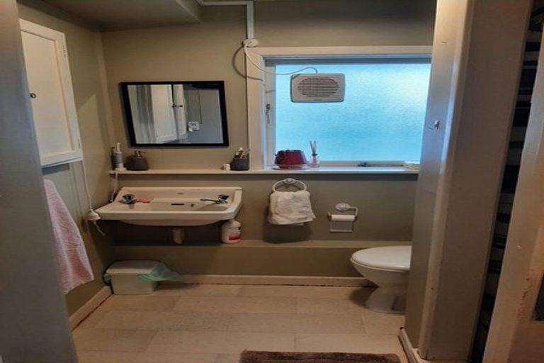 Photo of property in 18 Putnam Street, Northland, Wellington, 6012