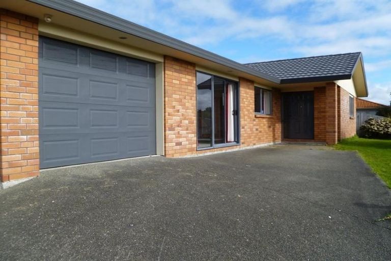 Photo of property in 17a Chesterton Terrace, Henderson, Auckland, 0612