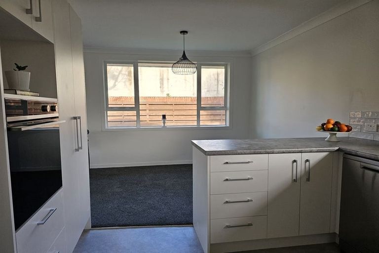 Photo of property in 30b Rewarewa Crescent, Waikanae, 5036