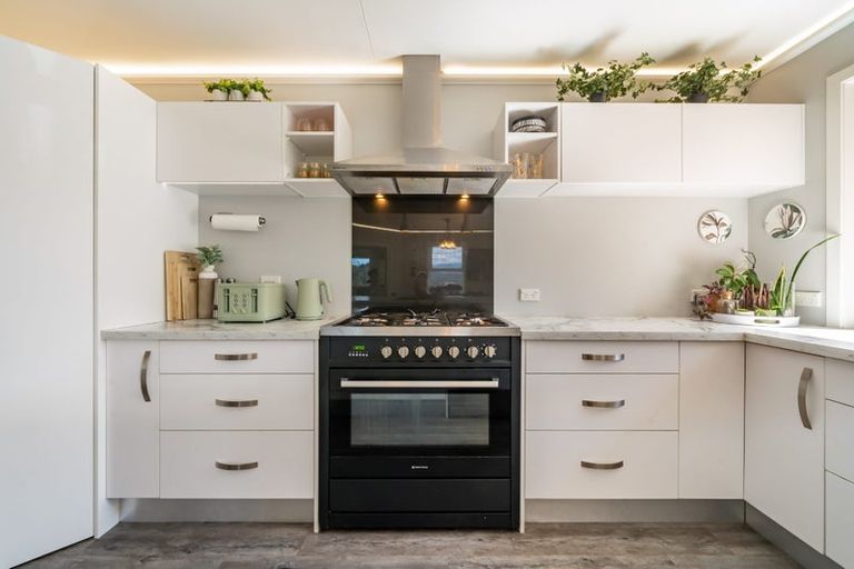 Photo of property in 32 King Charles Drive, Kingsley Heights, Upper Hutt, 5018