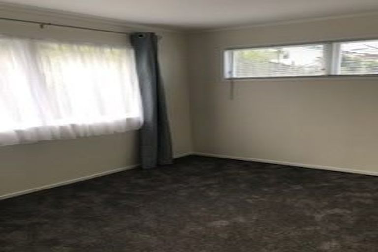 Photo of property in 33 Helleur Road, Massey, Auckland, 0614