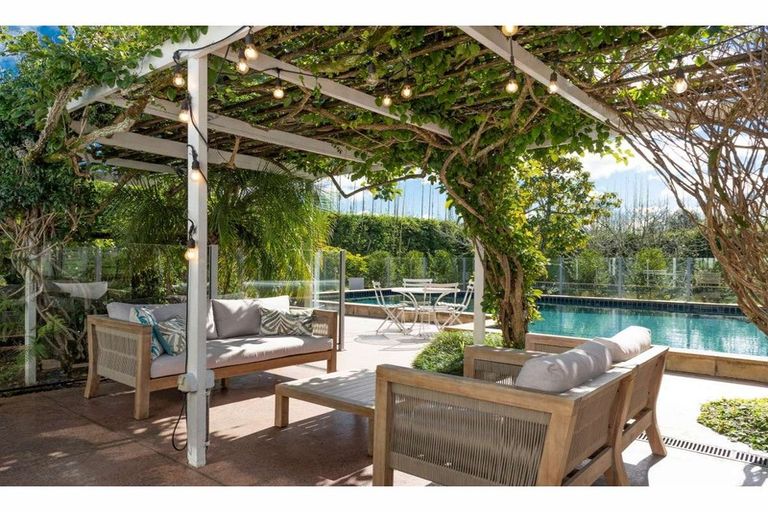 Photo of property in 37 Riverview Road, Kerikeri, 0230