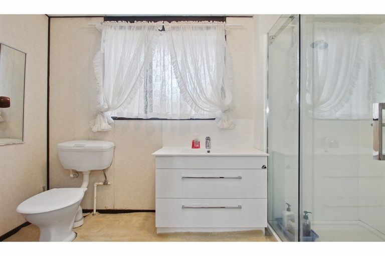 Photo of property in 2/86 Lynn Road, Bayview, Auckland, 0629