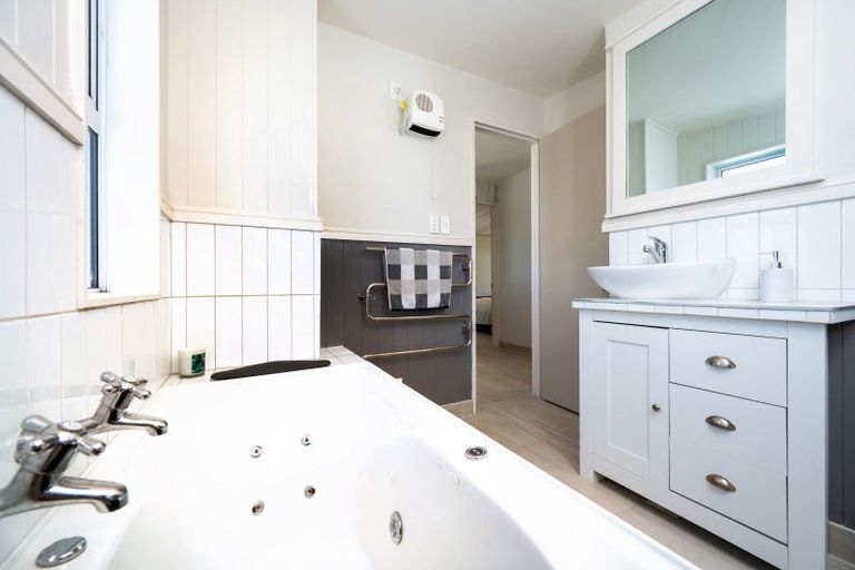 Photo of property in 2 Collison Terrace, Haumoana, 4102