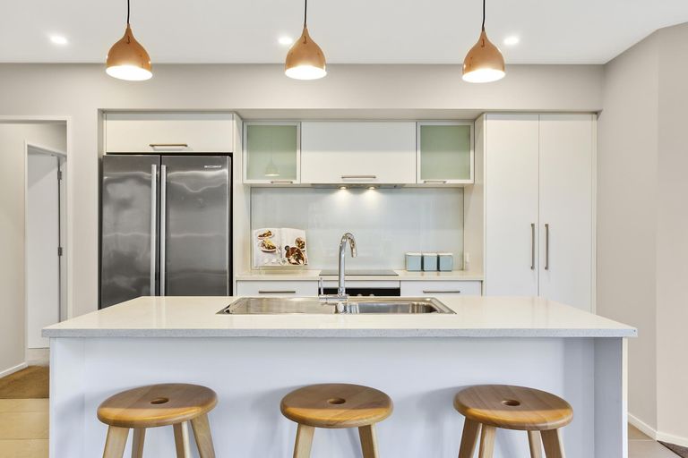 Photo of property in 31a Cliff View Drive, Green Bay, Auckland, 0604