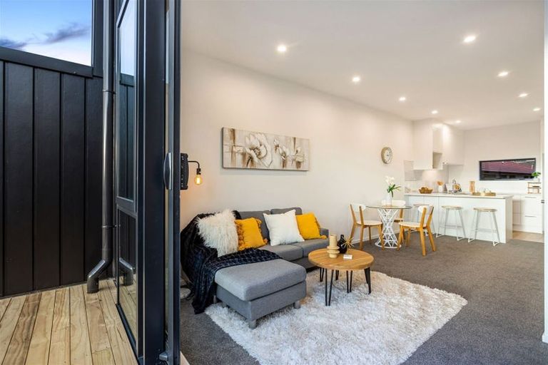 Photo of property in 11 Meg Lane, Glen Eden, 0602