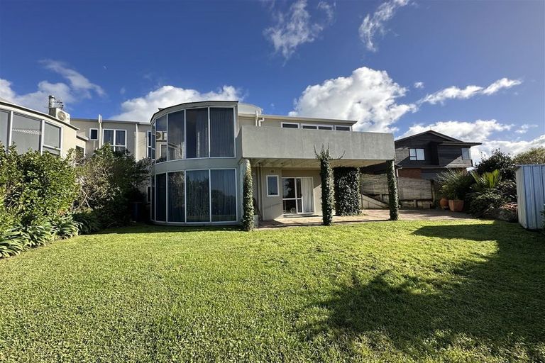 Photo of property in 2/23 Bernleigh Terrace, West Harbour, Auckland, 0618
