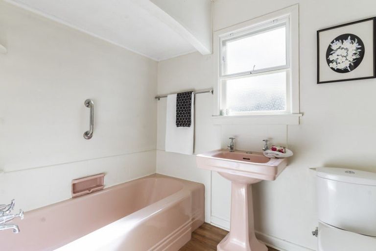 Photo of property in 16 Tui Vale Road, Shelly Park, Auckland, 2014