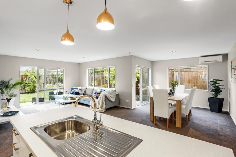 Photo of property in 31a Cliff View Drive, Green Bay, Auckland, 0604