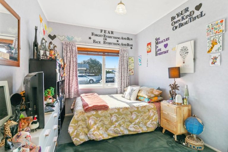 Photo of property in 93 Apu Crescent, Lyall Bay, Wellington, 6022