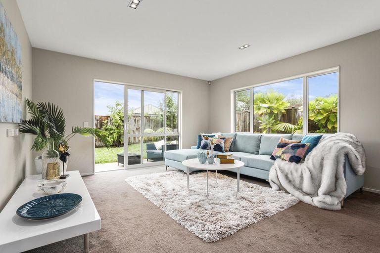 Photo of property in 31a Cliff View Drive, Green Bay, Auckland, 0604