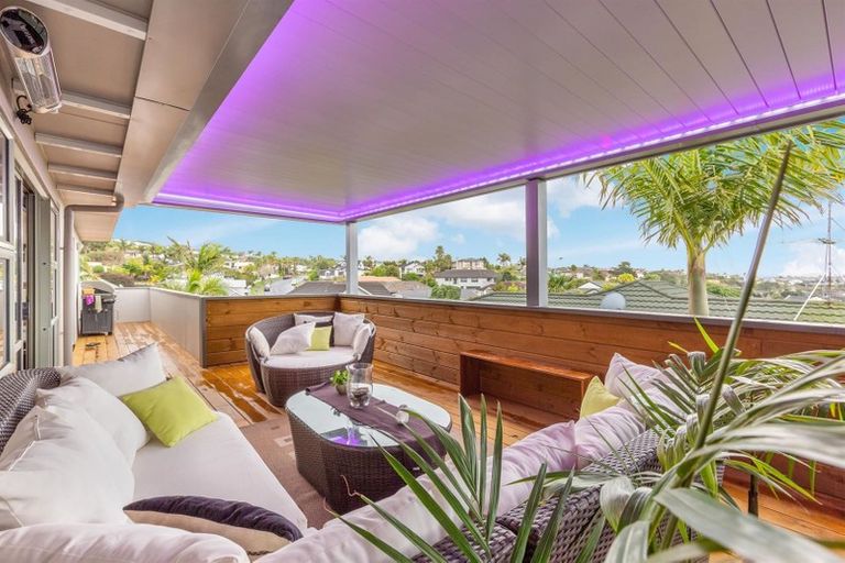 Photo of property in 6 Hogarth Rise, West Harbour, Auckland, 0618