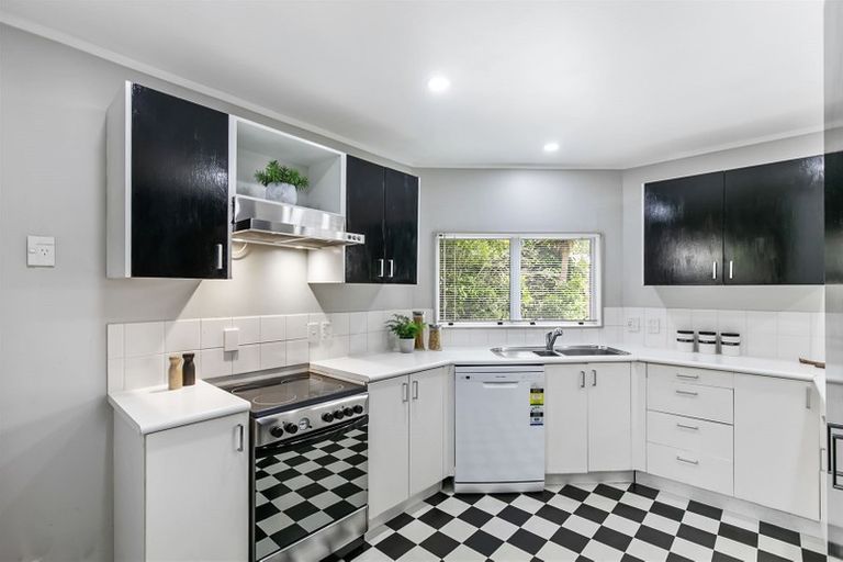 Photo of property in 52a Colonial Road, Birkenhead, Auckland, 0626