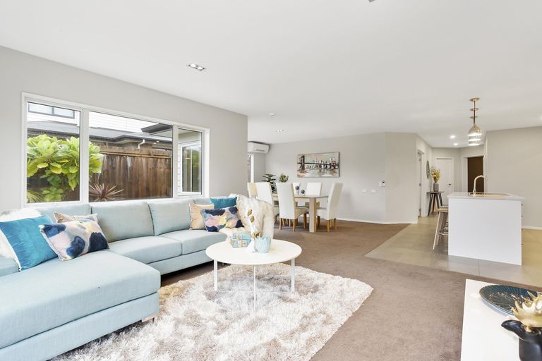 Photo of property in 31a Cliff View Drive, Green Bay, Auckland, 0604