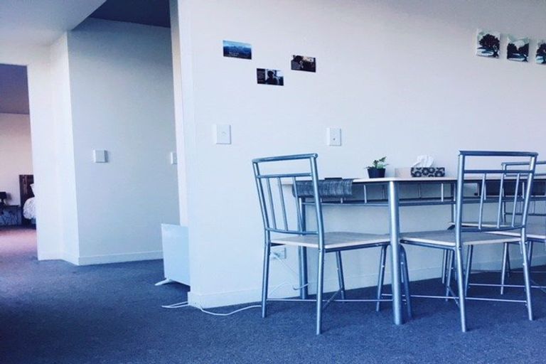 Photo of property in 16 Dungarvan Road, Newlands, Wellington, 6037