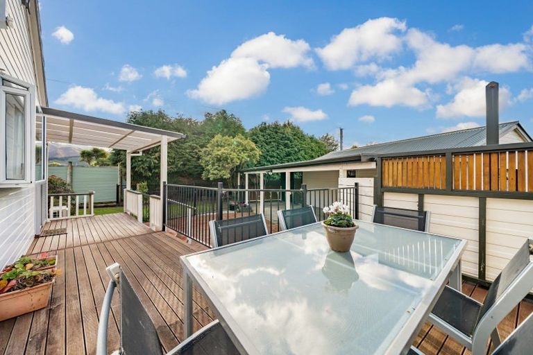 Photo of property in 12 Coates Grove, Silverstream, Upper Hutt, 5019