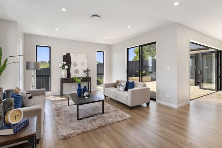 Photo of property in 61 Symes Drive, Red Beach, 0932