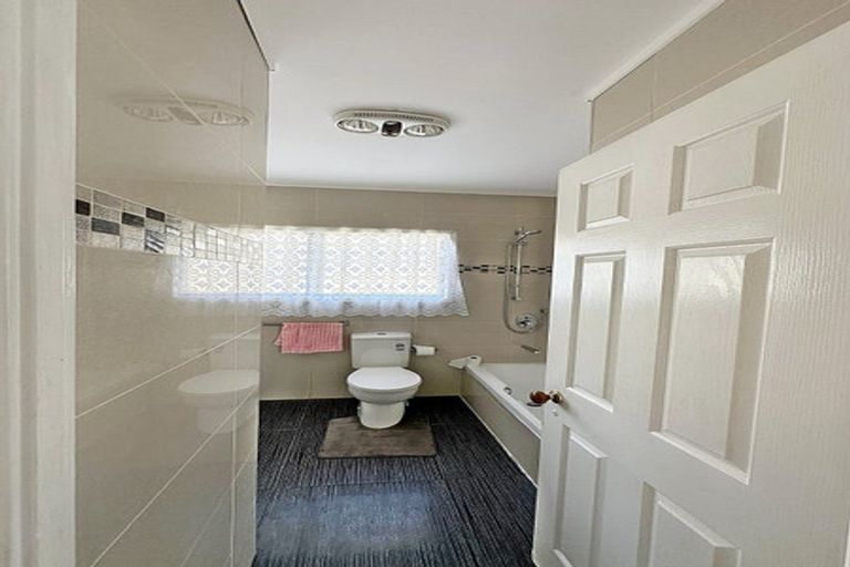 Photo of property in 16 Nerissa Place, Randwick Park, Auckland, 2105