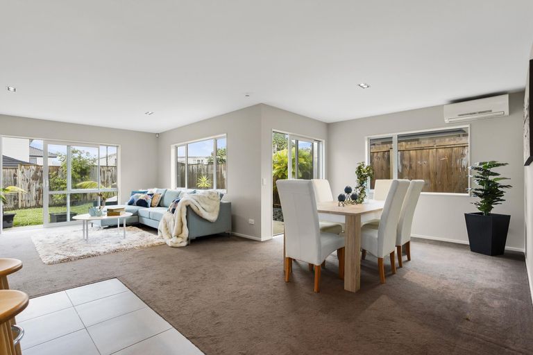 Photo of property in 31a Cliff View Drive, Green Bay, Auckland, 0604